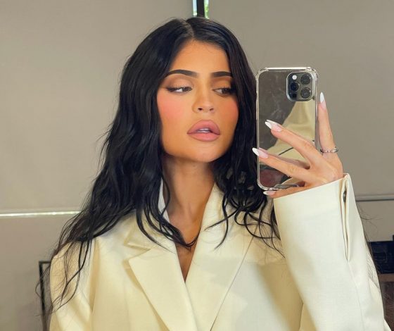 Скоро пополнение: беременная Кайли Дженнер намекнула на пол ребенка новым фото