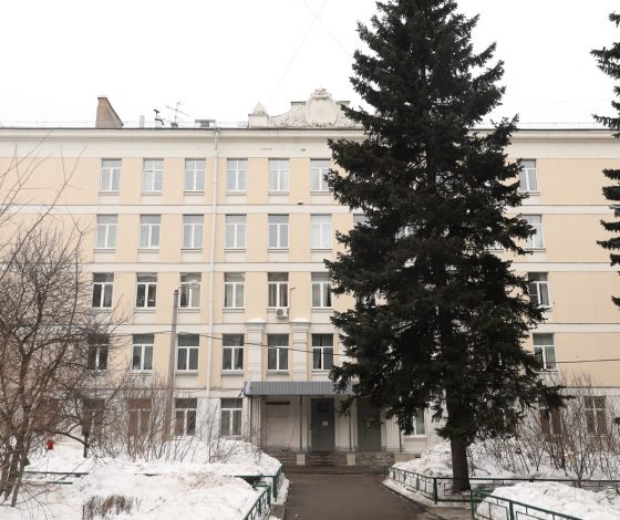 Неизвестный открыл стрельбу около школы № 1265 в Москве