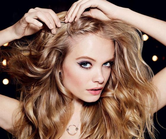 Без эффекта одуванчика и склеенных прядей: стайлинг, с которыми укладка выдержит дождь и ветер