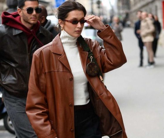 Кожаный пиджак - мастхэв осеннего гардероба: доказывают Белла Хадид и Хейли Бибер