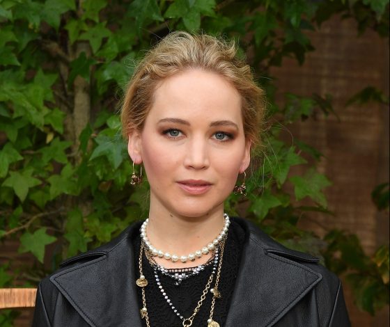 Дженнифер Лоуренс доказывает, что в закрытом платье миди можно выглядеть сексуально