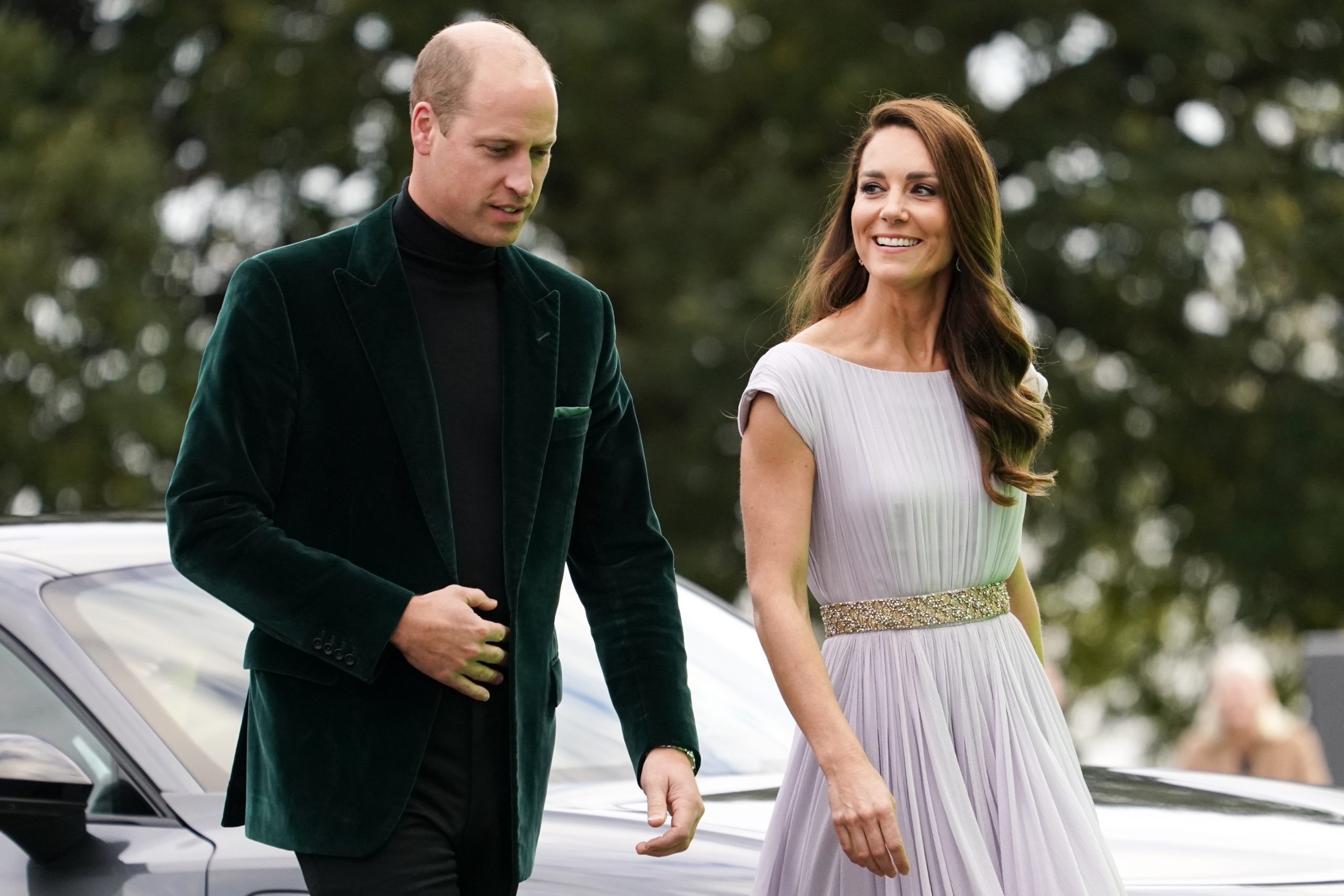 Footage has emerged from the filming of the last season of The Crown with the actors portraying Prince William and Kate Middleton.