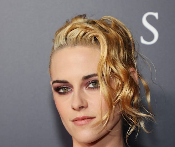 В микротопе и длинной юбке: Кристен Стюарт поразила поклонников своим прессом