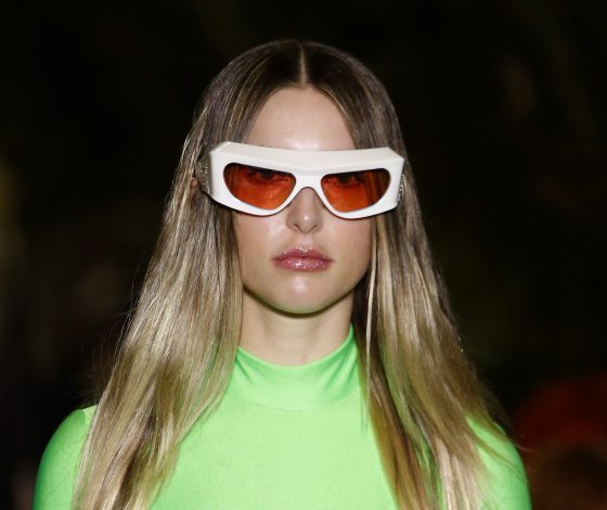 Модельный дебют: младшая дочь Стива Джобса прошлась по подиуму на неделе моды в Париже