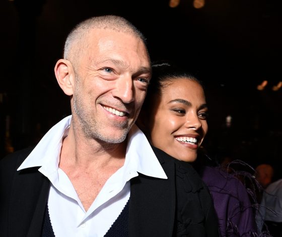 Редкий выход: Тина Кунаки и Венсан Кассель на Парижской Неделе моды