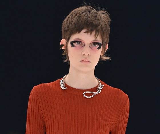 Скандал на Неделе моды в Париже: бренд Givenchy раскритиковали за украшения в виде петли на шею