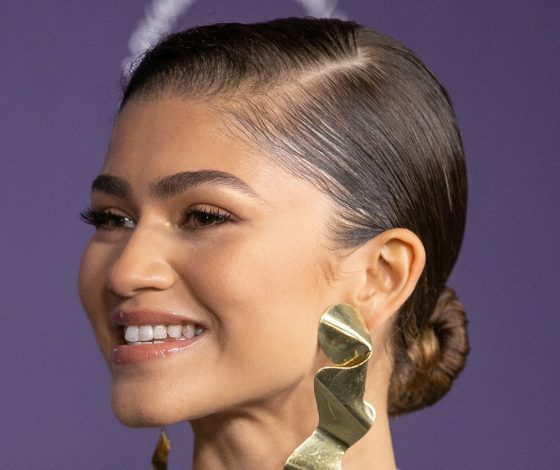 Дорого-богато: новый выход Зендаи в платье с золотыми доспехами