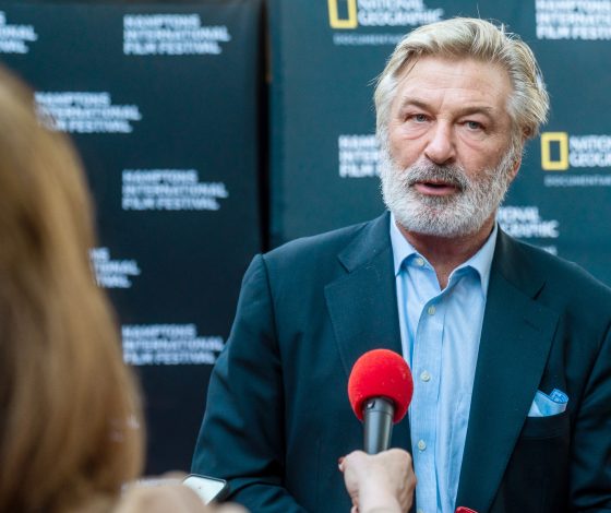 Главное по делу Алека Болдуина, случайно застрелившего оператора: что известно об инциденте, погибшей и обстановке на площадке до случившегося?