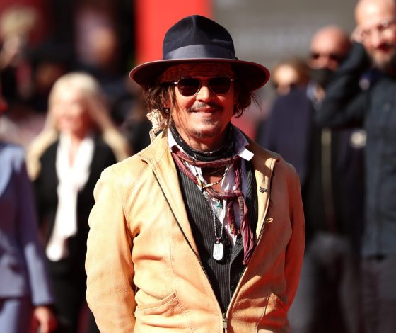 Джонни Депп спровоцировал слухи о новом романе: папарацци засняли актера с неизвестной девушкой в Италии