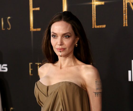 После судебных разбирательств с Брэдом Питтом: Анджелина Джоли вышла на красную дорожку вместе с детьми