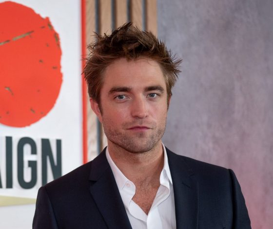 Грустный Роберт Паттинсон гуляет в одиночестве