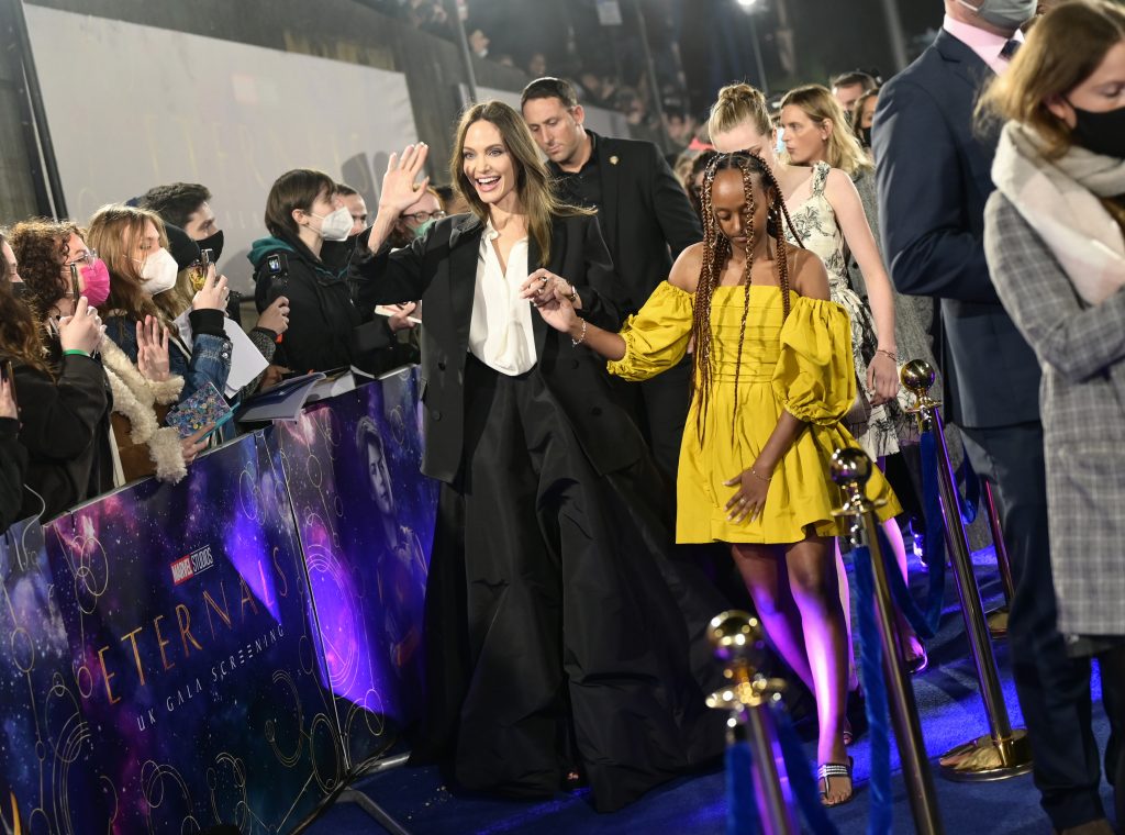Анджелина Джоли с детьми (Фото: Gareth Cattermole/Getty Images for Disney)