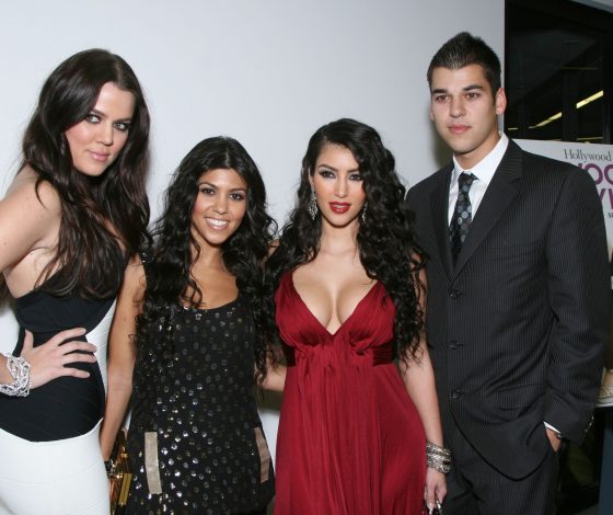 Редкое фото: брат Кардашьян на ужине с сестрами