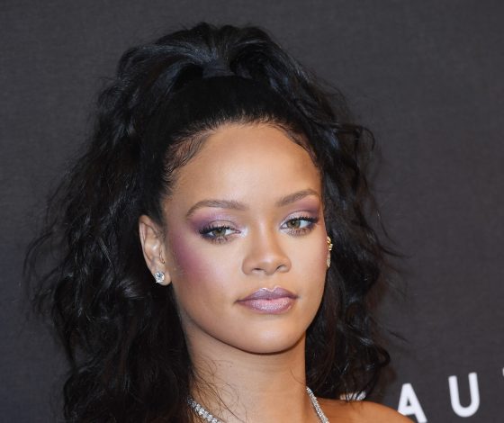 Фиолетовые румяна захватили TikTok. При чем здесь Рианна?