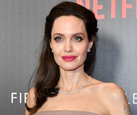 «Она наверстывает упущенное»: друзья Анджелины Джоли рассказали о подробностях ее личной жизни