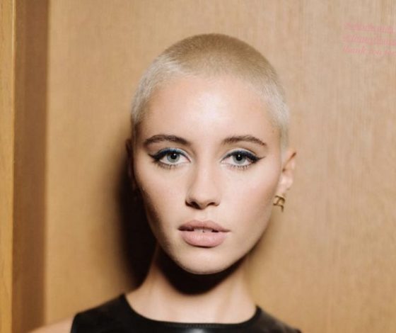 В дерзком мини: дочь Джуда Лоу покоряет Париж