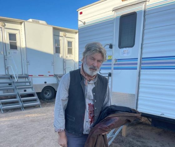 «Все ради детей»: Алек Болдуин нарядился чудовищем на семейном празднике