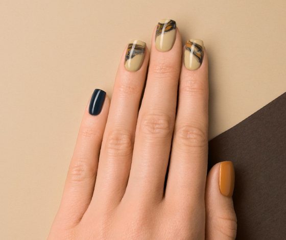 8 главных осенних цветов в маникюре — от кофе с молоком до серо-фиолетового и марсалы