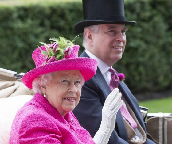 «Непутевый принц»: почему члены королевской семьи разозлились на сына Елизаветы II во время поминальной службы в честь принца Филиппа