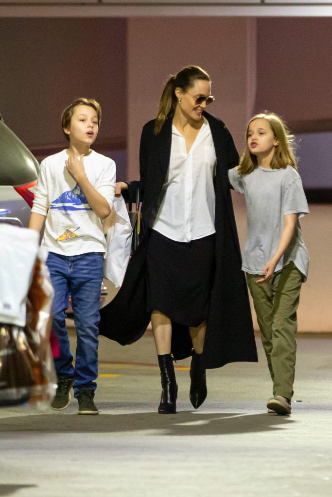 Анджелина Джоли вместе с двойняшками Нокс и Вивьен (Фото: Legion-media)