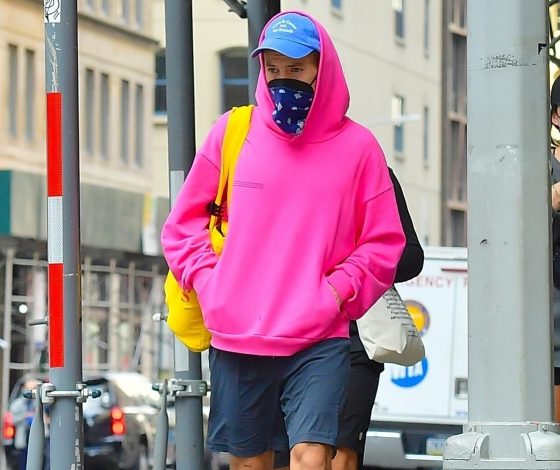 Гарри Стайлс носит идеальное розовое худи: и это лучшая покупка осени