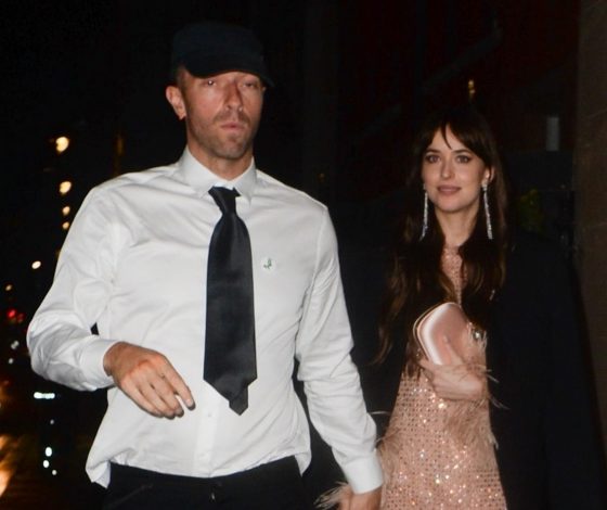 Дакота Джонсон и Крис Мартин пытаются защититься от сталкерши