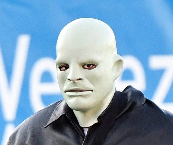 Канье выпустил делюкс-версию альбома Donda, но перед этим устроил скандальный перформанс