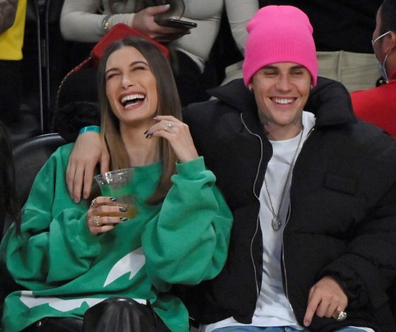 Гардероб звезды: где купить яркий свитер, как у Хейли Бибер