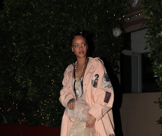 Вернула нулевые: новый выход Рианны в перьях и пайетках