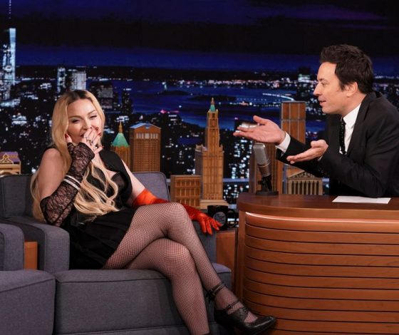 Смело: 63-летняя Мадонна забралась на стол и подняла юбку в эфире телешоу