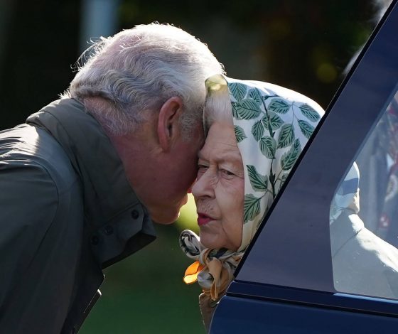 Трогательные фото: Елизавета II и принц Чарльз встретились после долгой разлуки