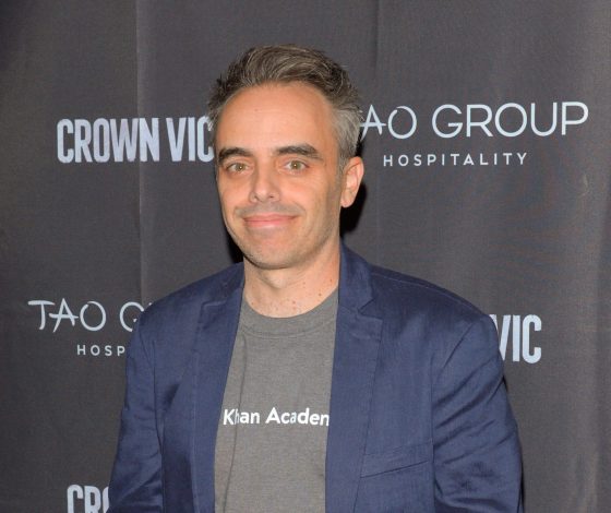 «Огорчен потерей друга»: раненный Алеком Болдуином режиссер впервые прокомментировал трагедию на съемках