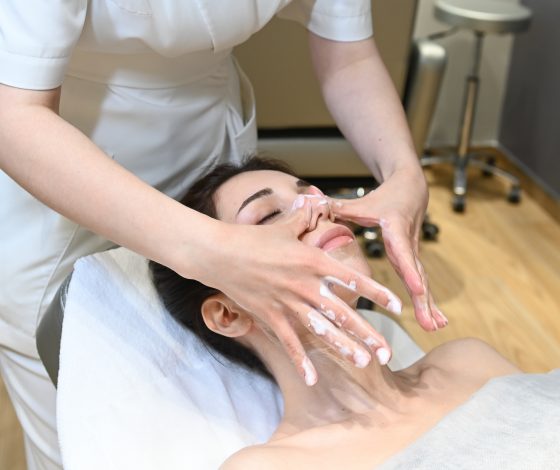 Лед и пламя: что такое массаж криостиками и как он улучшает кожу