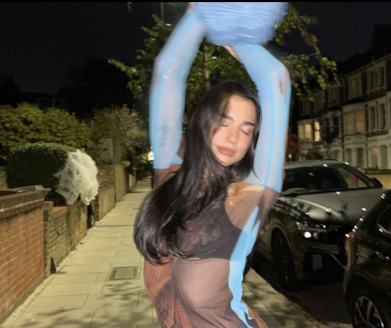 В кружевном белье и прозрачном костюме: новый выход Дуа Липы