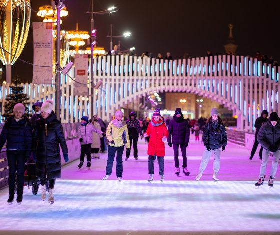 Зима близко: на ВДНХ началась заливка самого большого катка Москвы