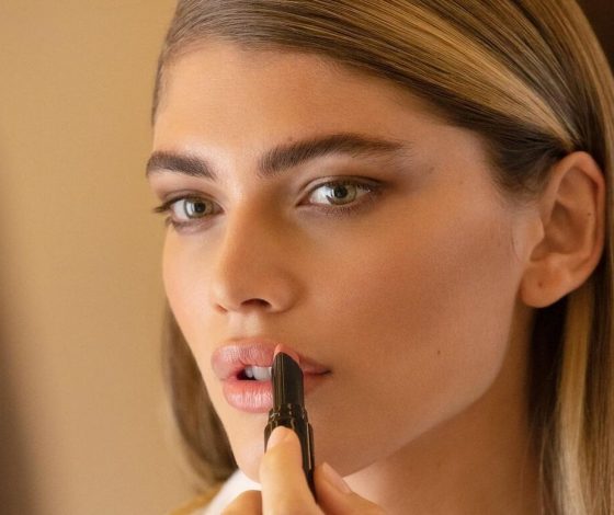 Лицом Armani Beauty впервые стала трансгендерная модель