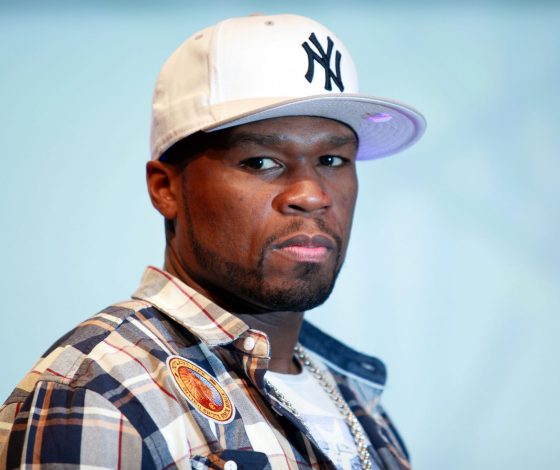 Рэпер 50 Cent кинул микрофон в фанатку и нанес ей травму: смотрим видео