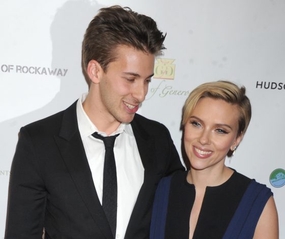 Как две капли воды: Скарлетт Йоханссон появилась вместе со своим братом-близнецом