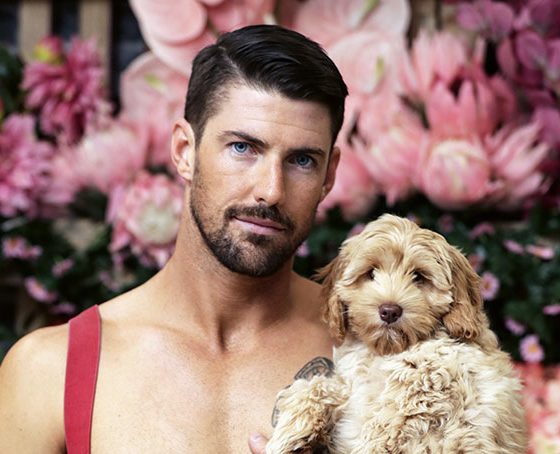 Осторожно, горячо: австралийские пожарные снялись топлес с животными для ежегодного календаря