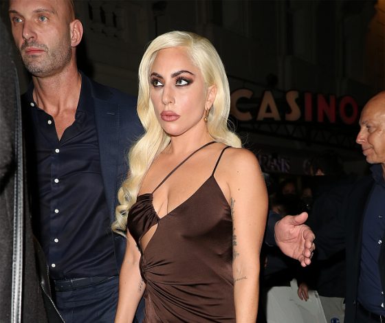 Звезда родилась: новый выход Леди Гаги в платье с глубоким разрезом