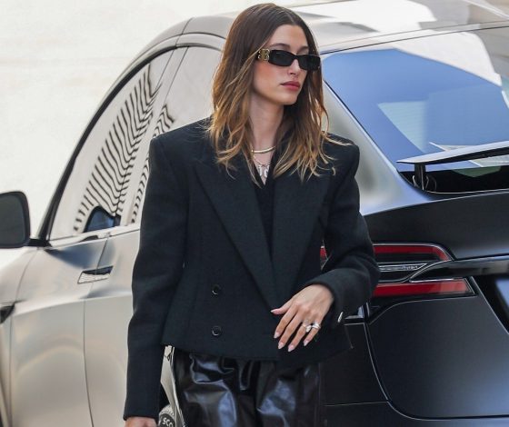 Хейли Бибер VS Белла Хадид: кто носит кожаные брюки лучше