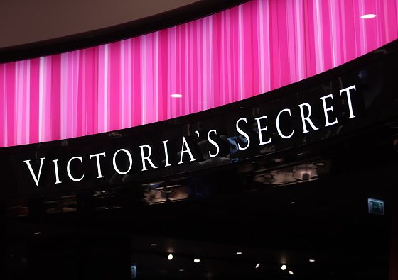 Новый скандал: на Victoria’s Secret подали в суд за плагиат логотипа