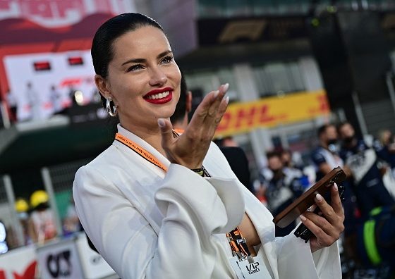 Ничего лишнего: Адриана Лима в блейзере с дерзким вырезом на Гран-при «Формулы- 1»