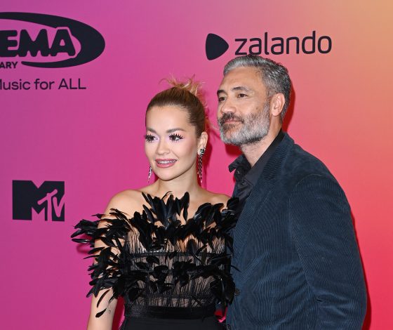 Романтика на красной дорожке: редкий выход Риты Оры и Тайки Вайтити на премии MTV