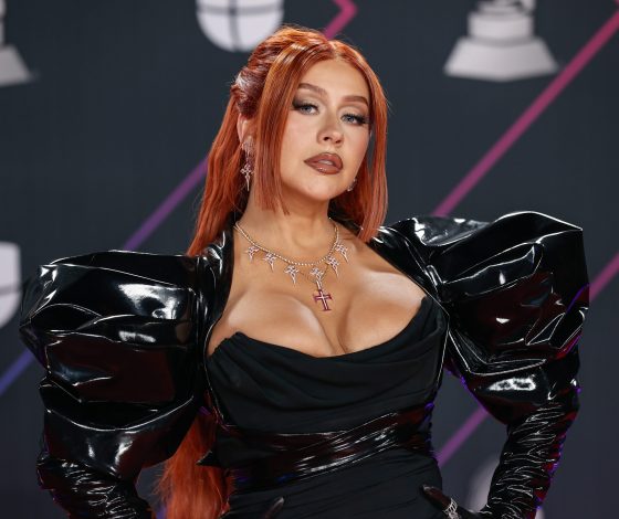 Кристина Агилера примерила юбку-сумку. Откуда она взяла такие ноги?