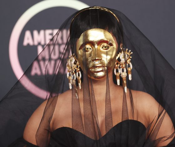 Королева драмы: Карди Би в золотой маске восхитила своим загадочным появлением