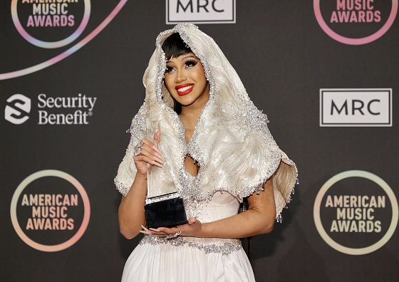 Бар у бассейна и зеркальный лифт: экскурсия по дому Карди Би за 6 млн долларов