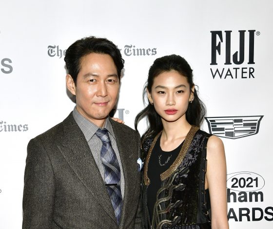 Редкий выход: звезды «Игры в кальмара» позируют на ковровой дорожке