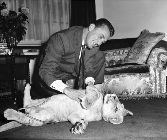 Кирка Дугласа обвинили в насилии