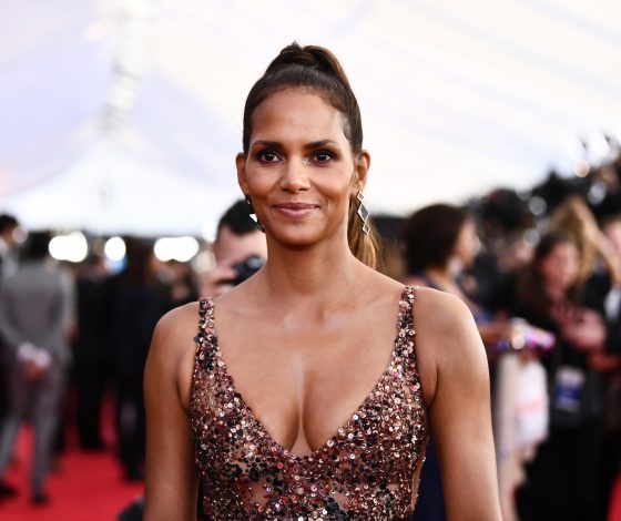 55-летняя Хэлли Берри сразила всех откровенным декольте